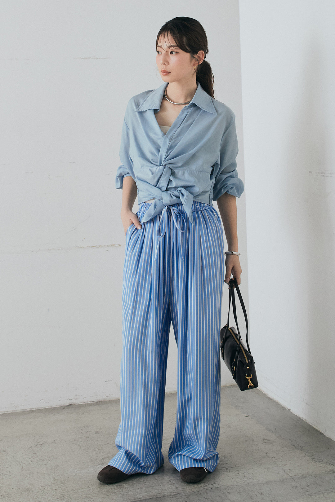 [SET]裾巻きツイストデザインシャツ+レーヨンストライプイージーワイドパンツ(2set)