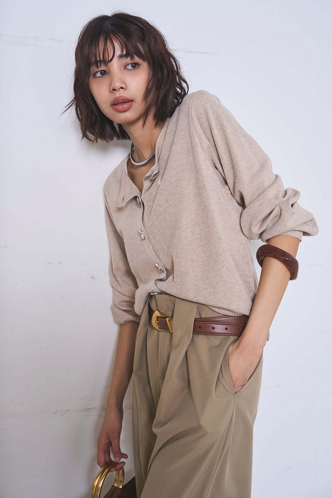 [SET]リサイクルポリニュアンス釦カーデ+ベルトループデザインハイウエストタックパンツ(2set)