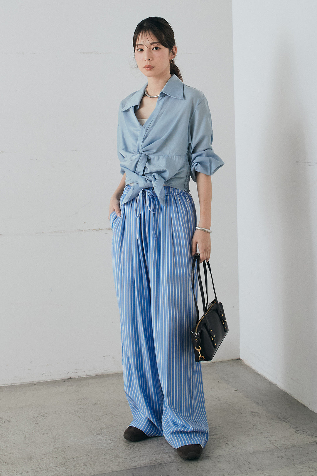 [SET]裾巻きツイストデザインシャツ+レーヨンストライプイージーワイドパンツ(2set)