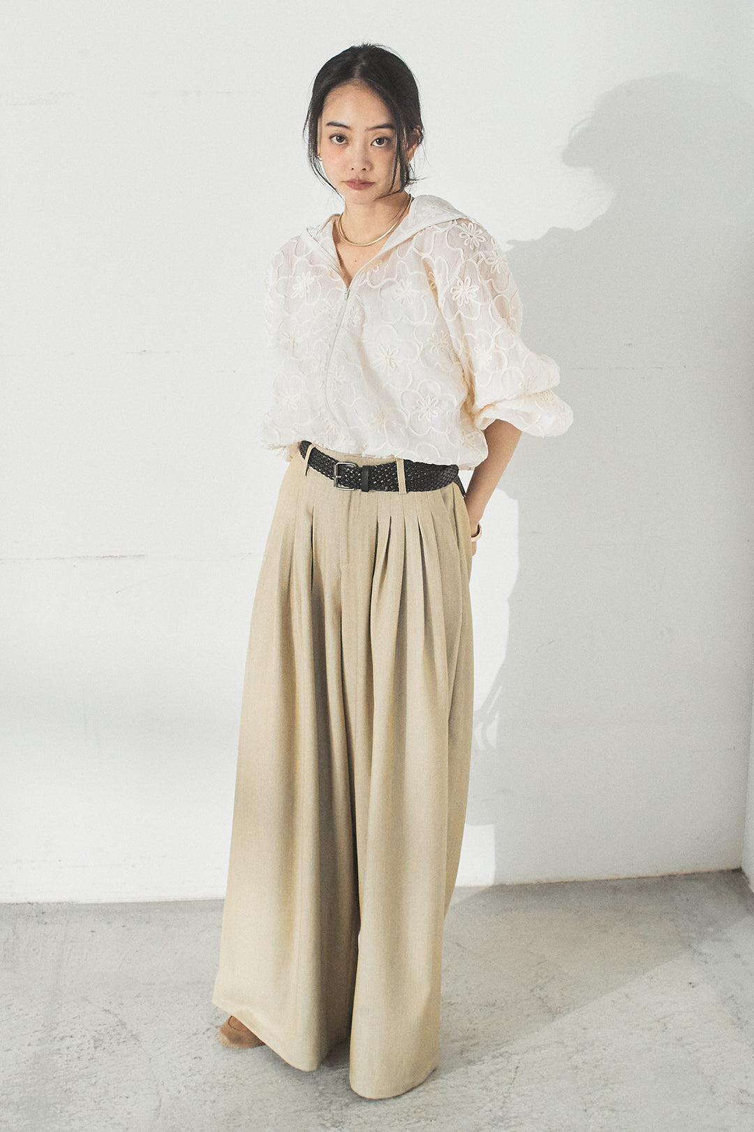 [SET]シアーフラワーフードブルゾン+編みベルト付きウエストタックワイドパンツ(2set)