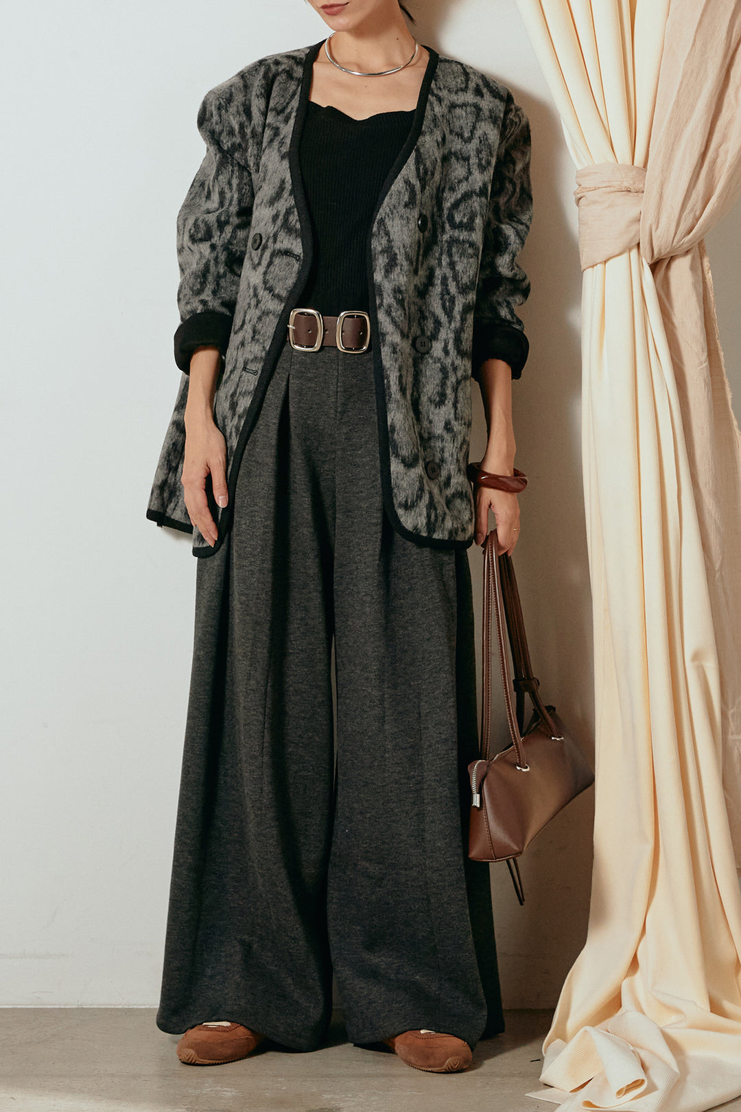 [SET]ノーカラーレオパード柄アウター+フェイクレザー太ベルト付きタックワイドパンツ(2set)