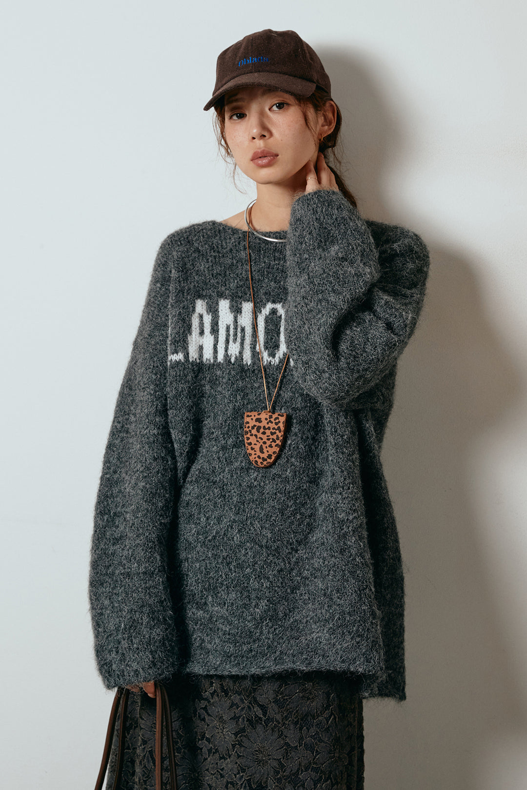 [SET]フロントロゴデザインニットトップス+花柄刺繍ベロアフレアスカート(2set)