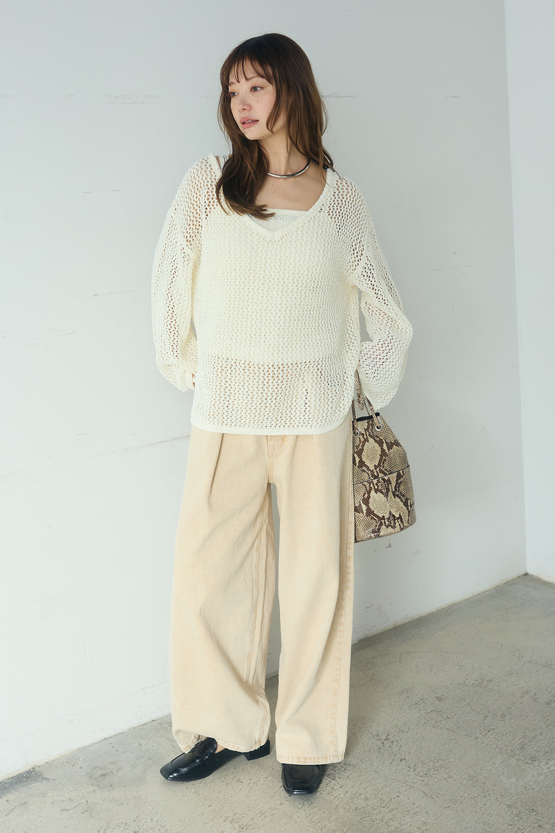 [SET]メッシュ編みビスチェセットVネックプルオーバー+カラーデニムタックカーブパンツ(2set)