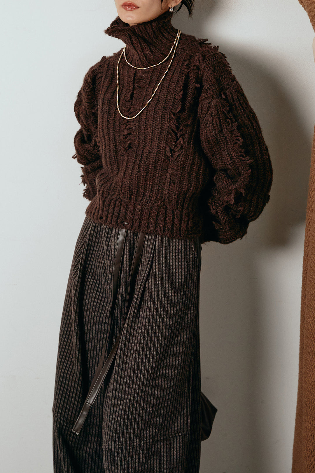 [SET]フリンジタートルショートニット+レザーライク配色ストライプパンツ(2set)