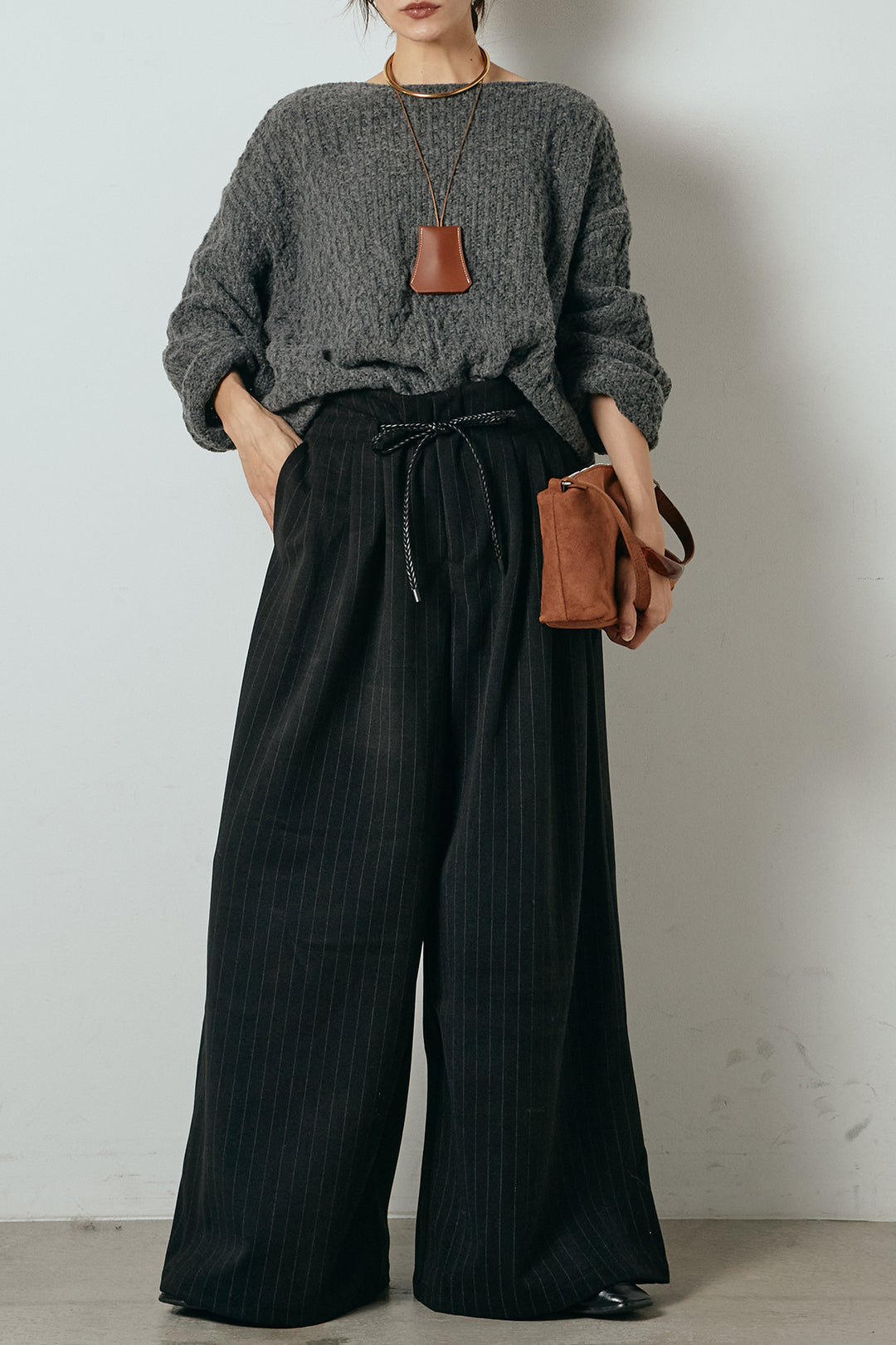 [SET]ボリューム編みニットプルオーバー+編みベルト付きピンストライプワイドパンツ(2set)