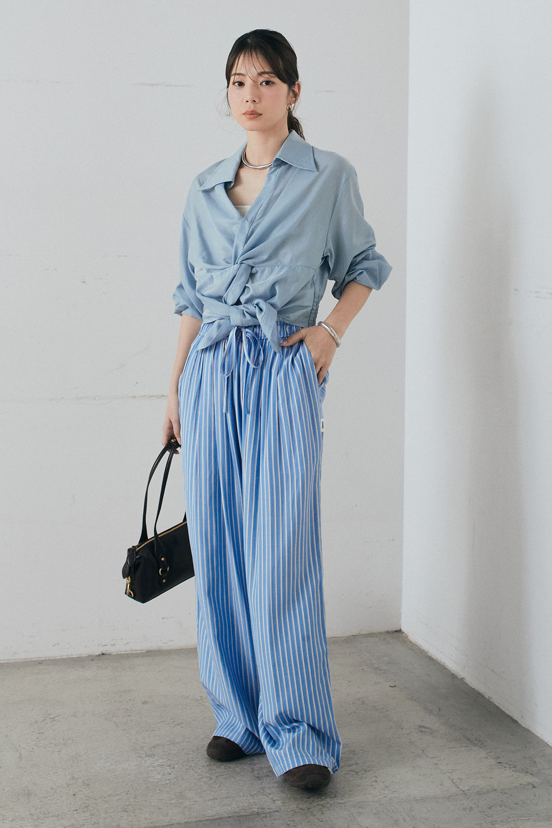 [SET]裾巻きツイストデザインシャツ+レーヨンストライプイージーワイドパンツ(2set)