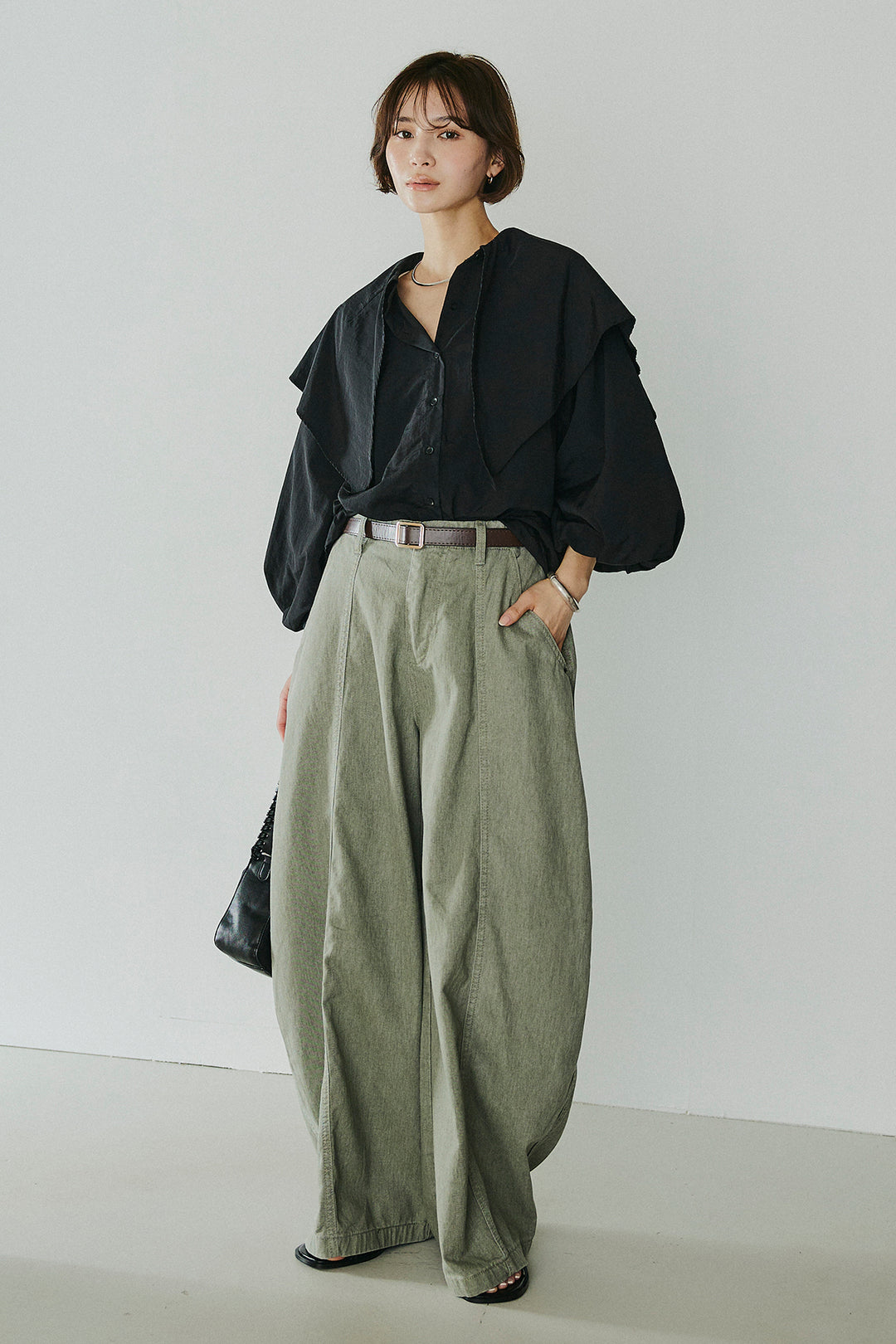 [SET]ケープカラーナイロンブラウス+サイドベルトカーブワイドパンツ(2set)