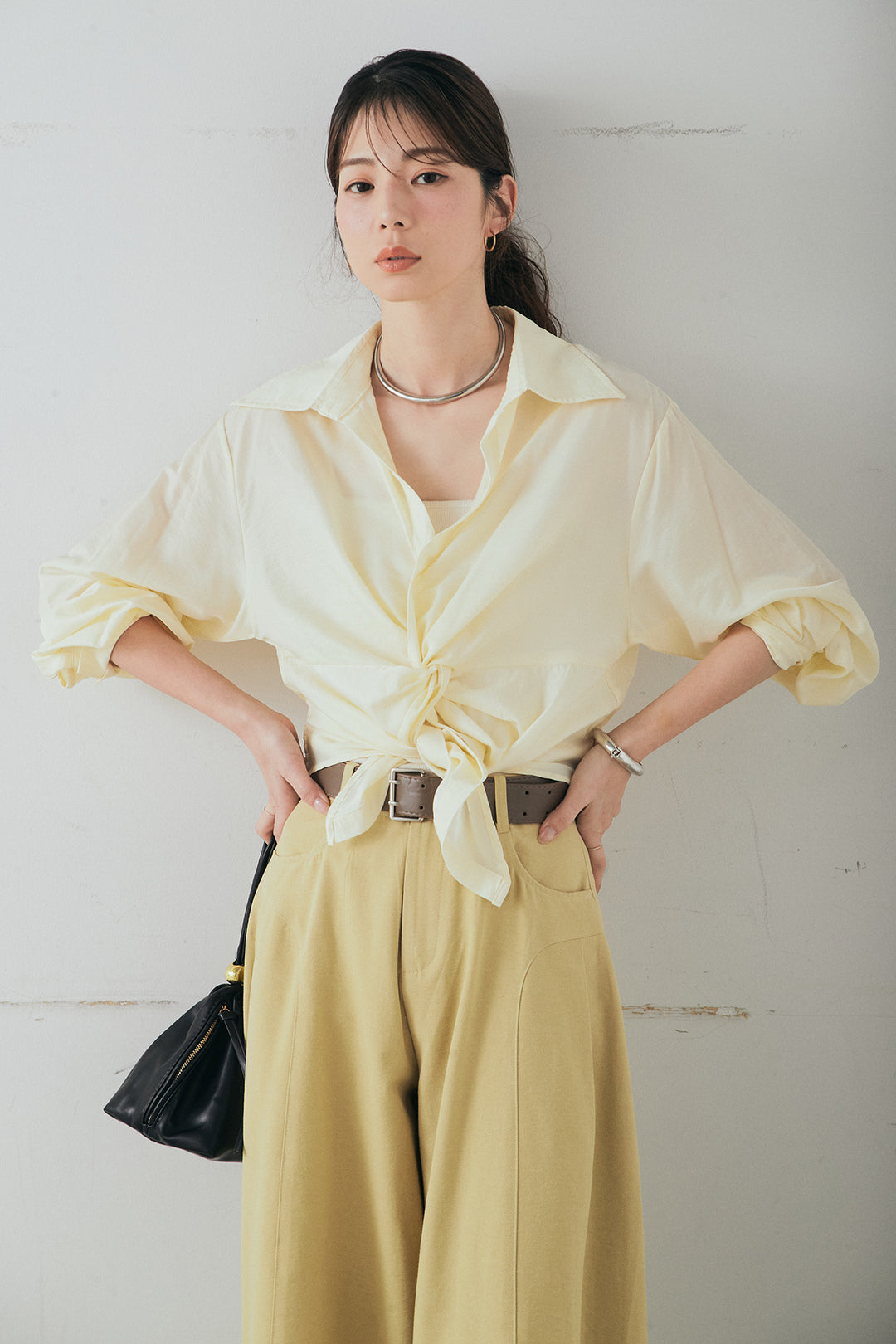 [SET]裾巻きツイストデザインシャツ+ベルト付きサイドタックワイドパンツ(2set)