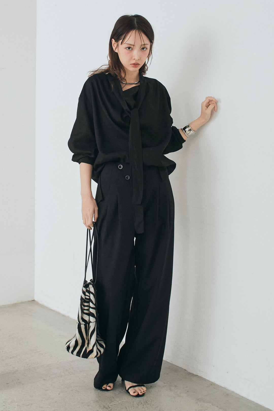 [SET]ニュアンスボータイブラウス+斜めボタンタック入りスラックス(2set)