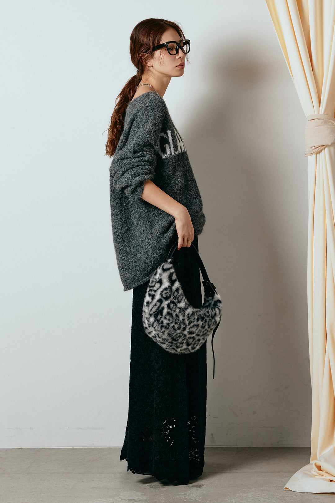 [SET]フロントロゴデザインニットトップス+花柄刺繍ベロアフレアスカート(2set)