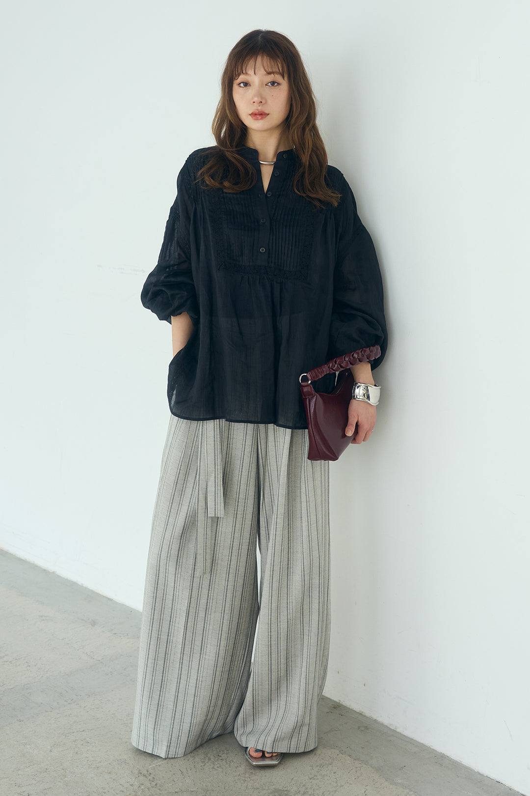 [SET]レース刺繍ラインバンドカラーシャツ+リネンライクピンストライプサイドデザインパンツ(2set)