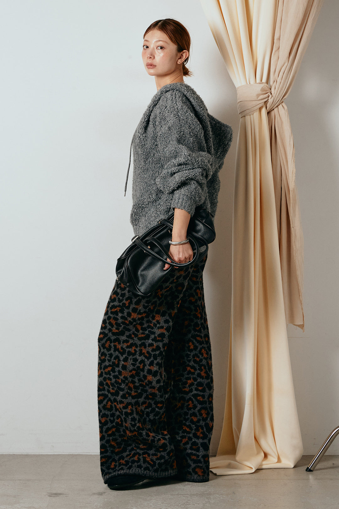 [SET]ブークレキーネックプルオーバー+リラックスレオパード柄ニットパンツ(2set)