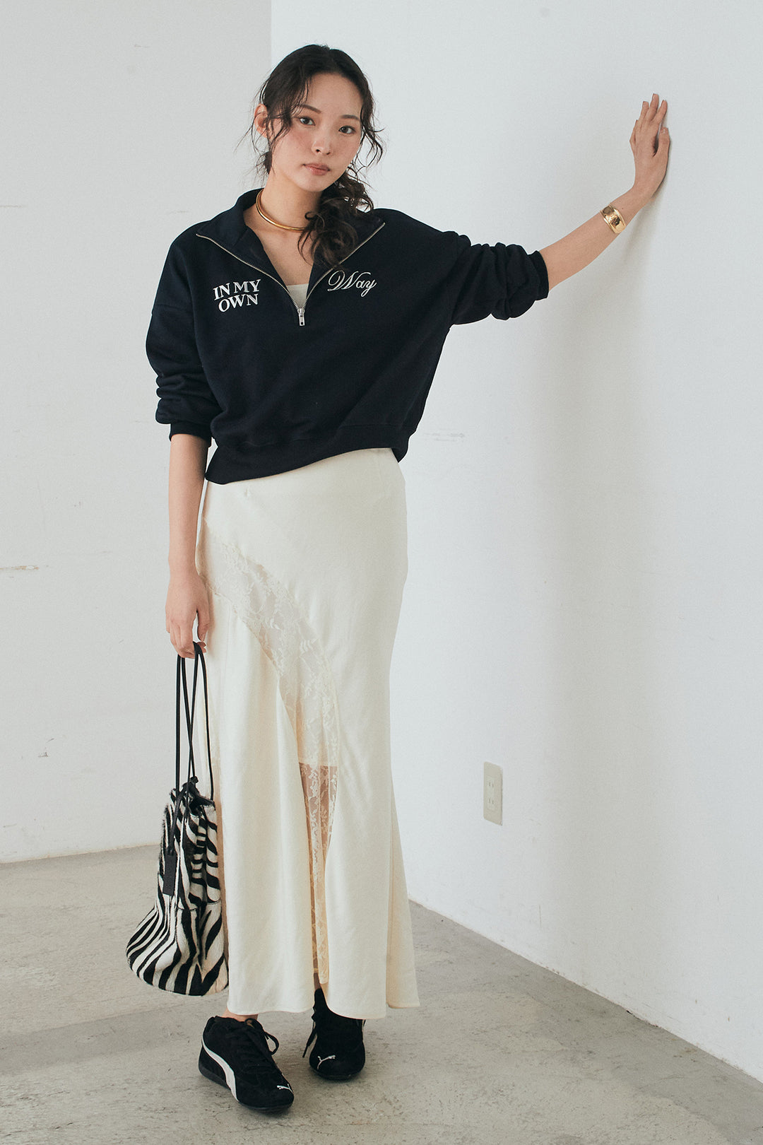 [SET]裏毛ロゴ刺繍ハーフZIPスウェット+刺繍レースデザインサテンスカート(2set)