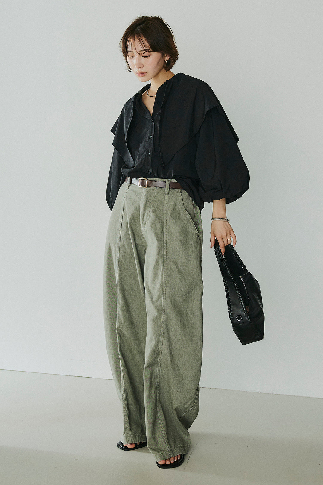 [SET]ケープカラーナイロンブラウス+サイドベルトカーブワイドパンツ(2set)