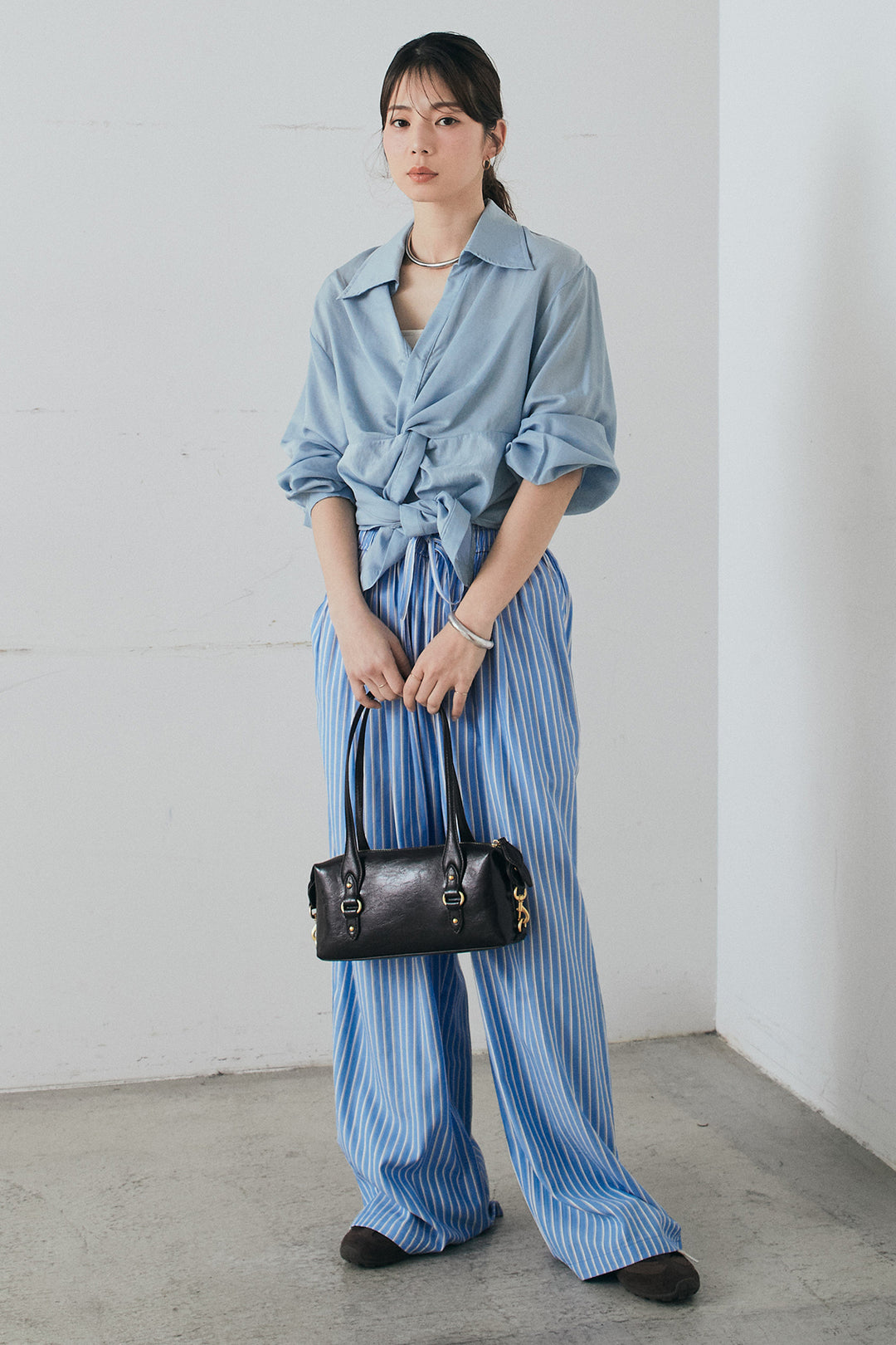 [SET]裾巻きツイストデザインシャツ+レーヨンストライプイージーワイドパンツ(2set)