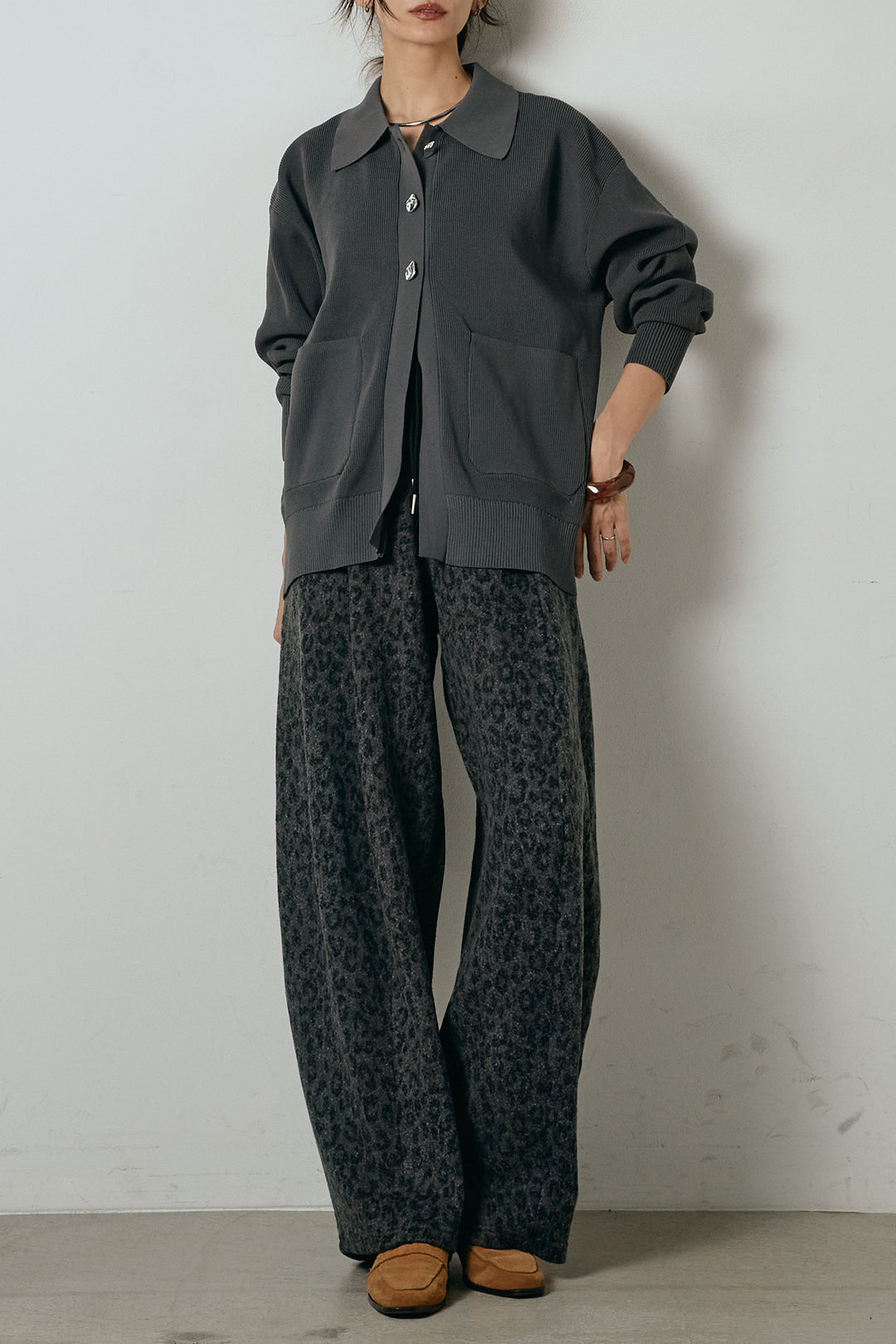 [SET]メタル釦衿付きニットカーディガン+リラックスレオパード柄ワイドパンツ(2set)