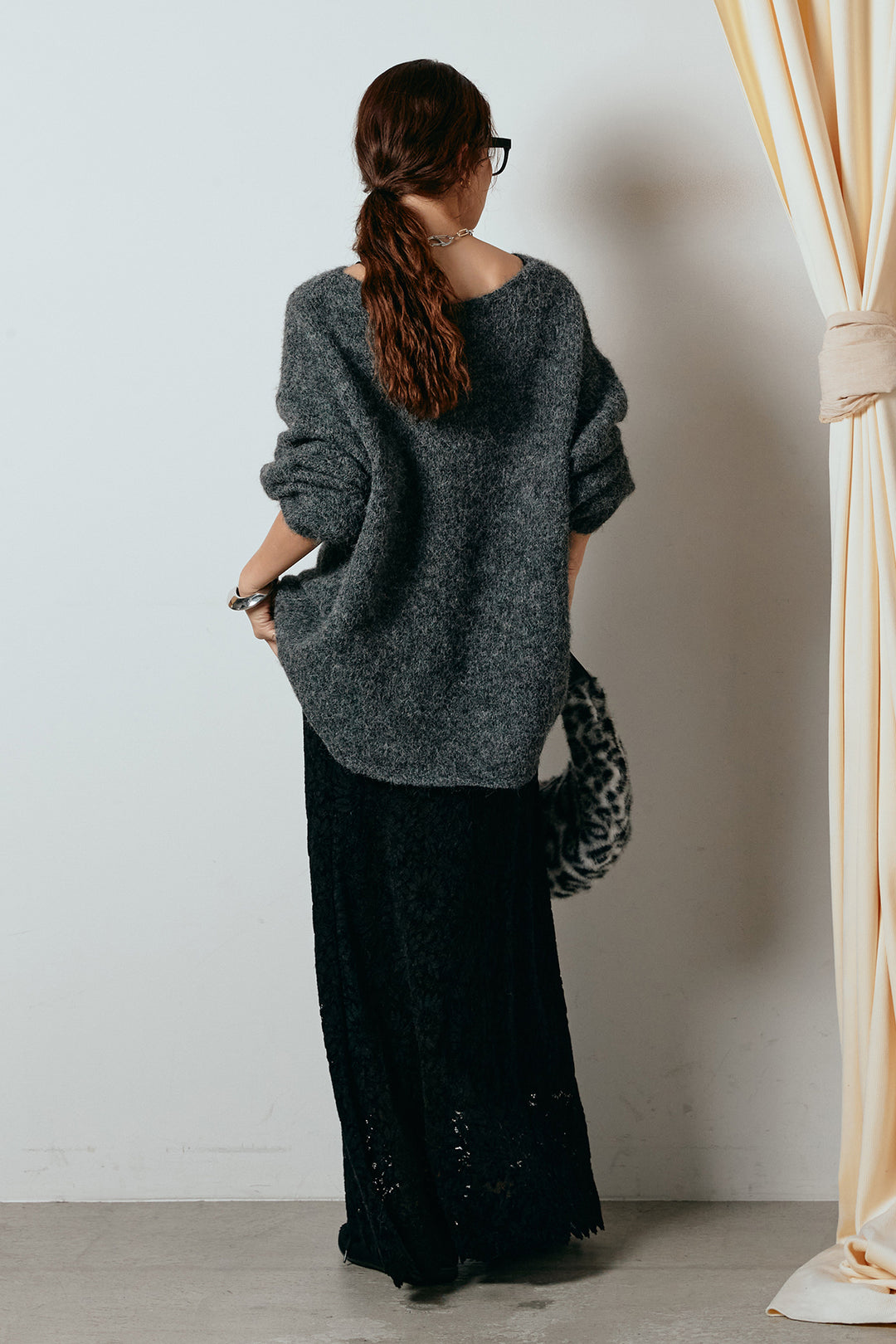 [SET]フロントロゴデザインニットトップス+花柄刺繍ベロアフレアスカート(2set)