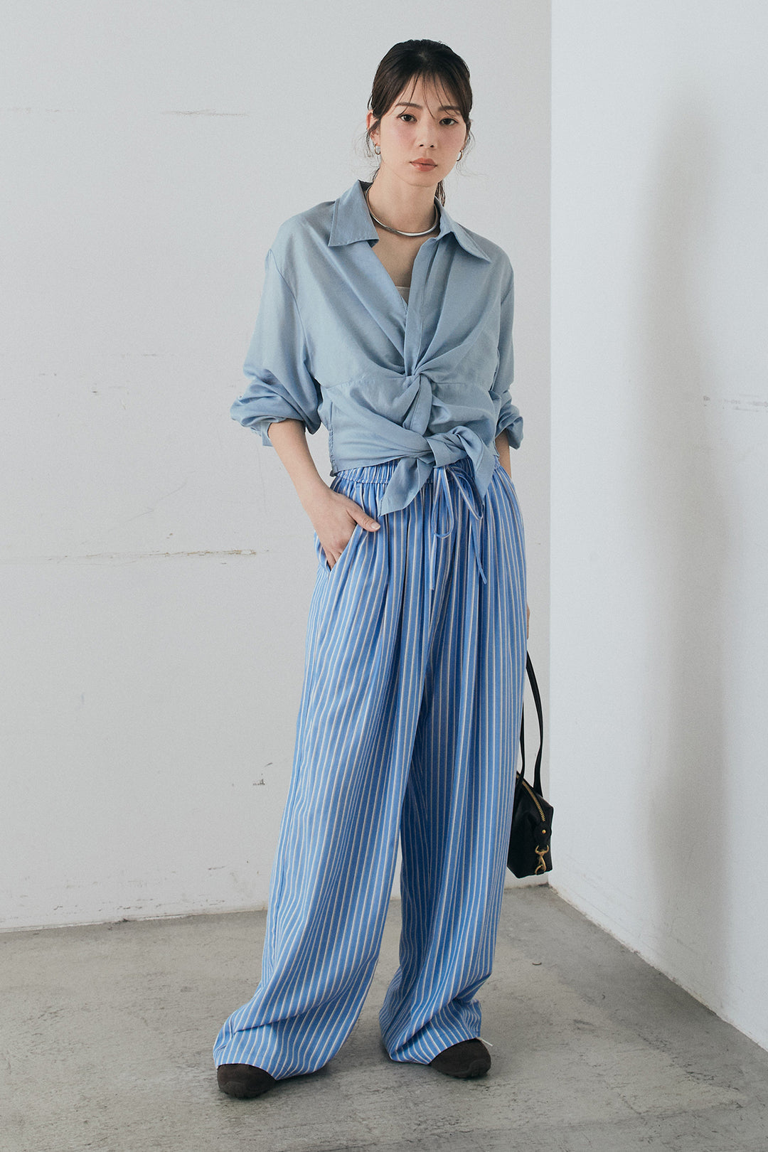 [SET]裾巻きツイストデザインシャツ+レーヨンストライプイージーワイドパンツ(2set)