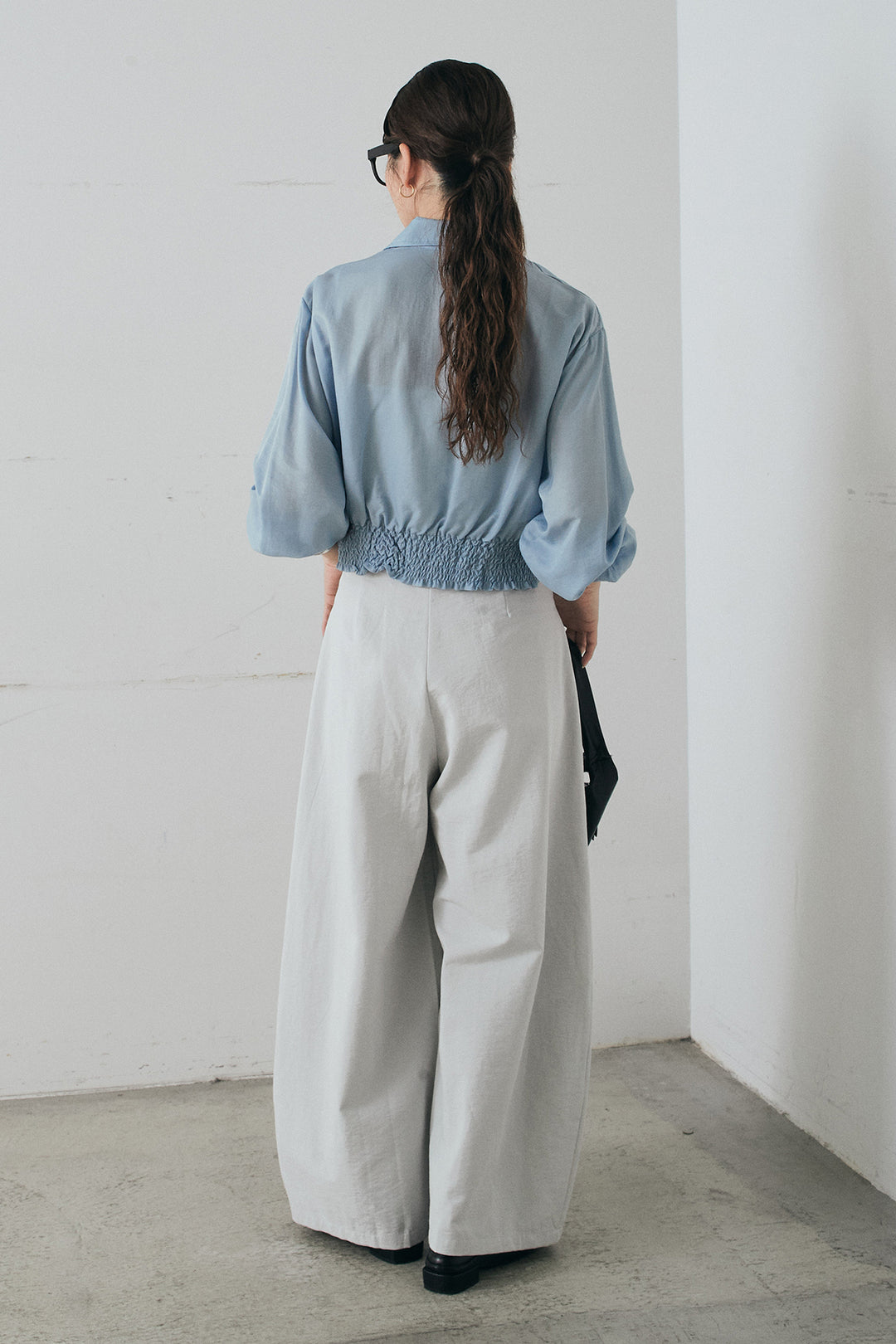 [SET]裾巻きツイストデザインシャツ+ベルト付きサイドタックワイドパンツ(2set)