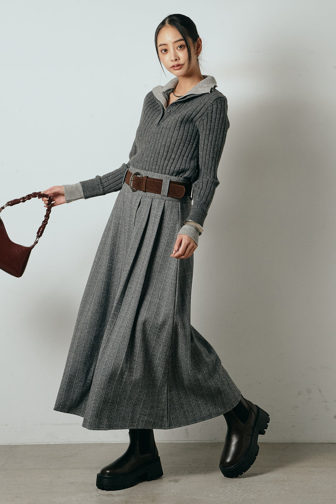 [SET]レイヤード風リブニットトップス+太ベルト付きヘリンボーンプリーツスカート(2set)