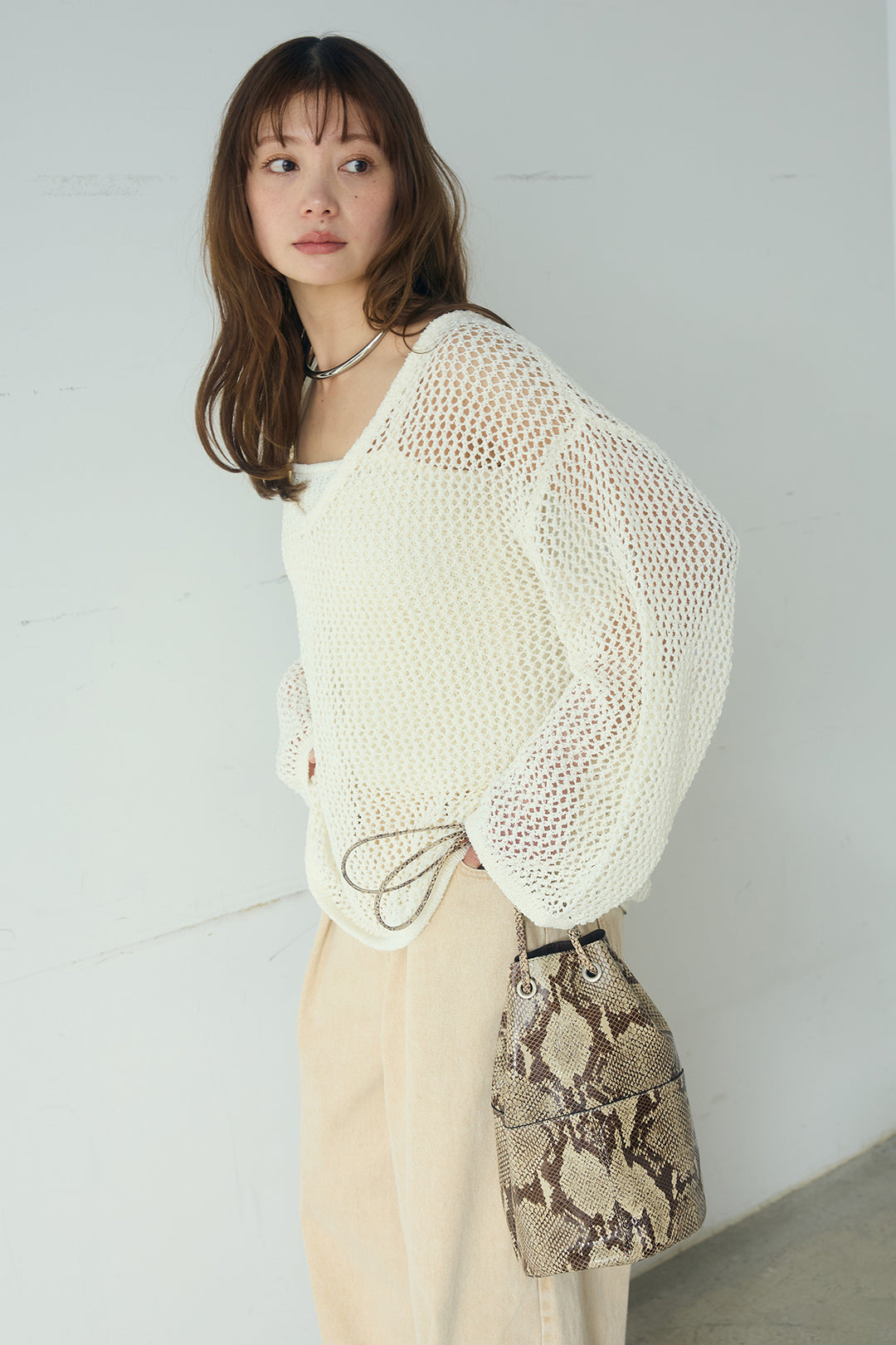 [SET]メッシュ編みビスチェセットVネックプルオーバー+カラーデニムタックカーブパンツ(2set)