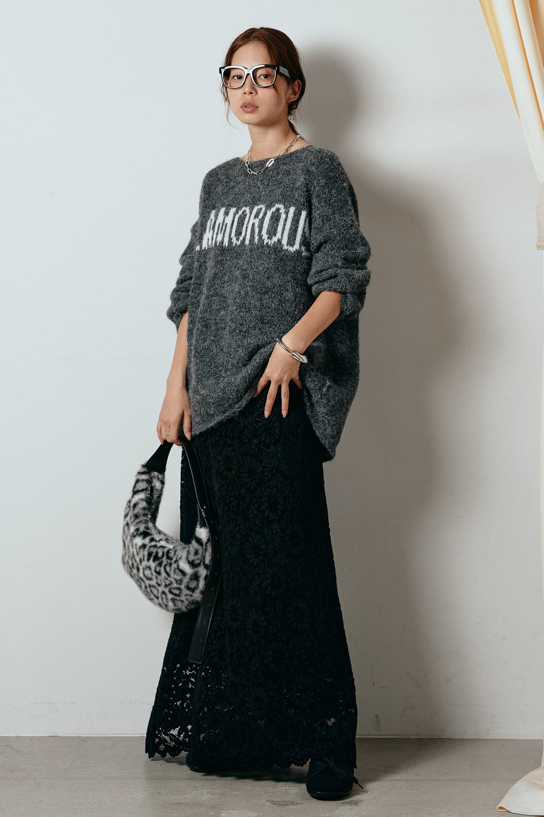 [SET]フロントロゴデザインニットトップス+花柄刺繍ベロアフレアスカート(2set)