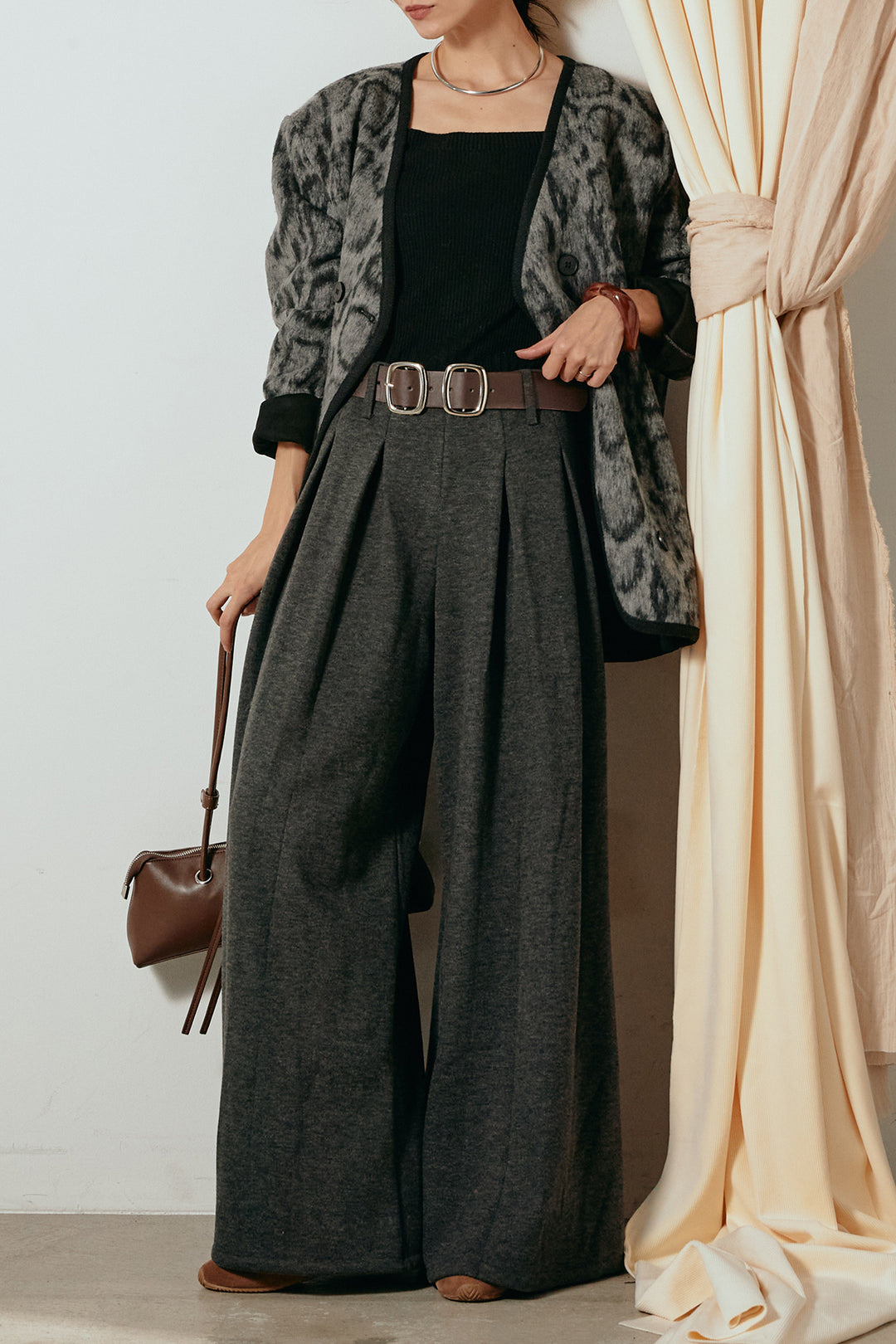 [SET]ノーカラーレオパード柄アウター+フェイクレザー太ベルト付きタックワイドパンツ(2set)