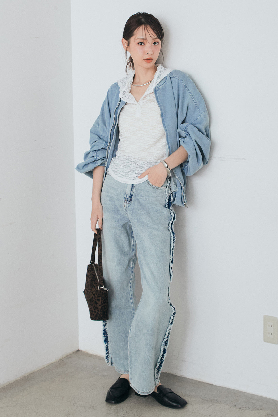 [SET]袖シャーリング裾フリルデニムブルゾン+デニムサイドフリルパンツ+ストレッチレースフーディサムホールプルオーバー(3set)