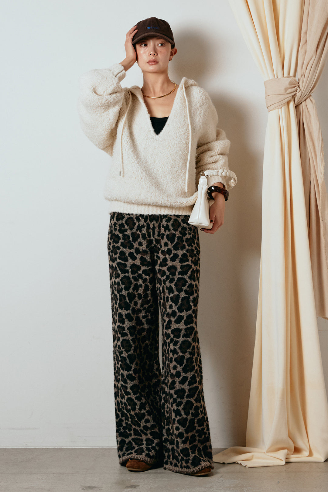 [SET]ブークレキーネックプルオーバー+リラックスレオパード柄ニットパンツ(2set)