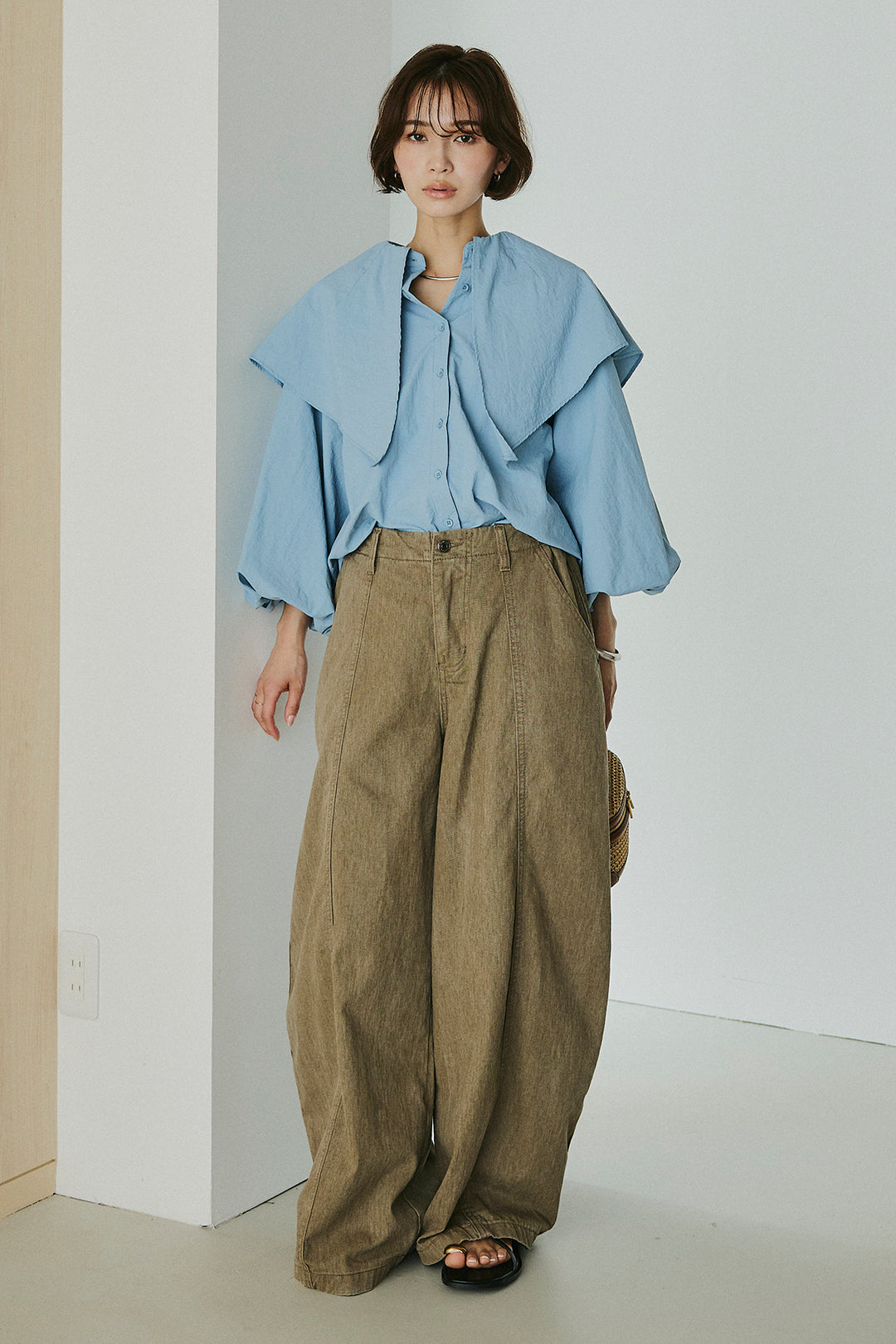 [SET]ケープカラーナイロンブラウス+サイドベルトカーブワイドパンツ(2set)