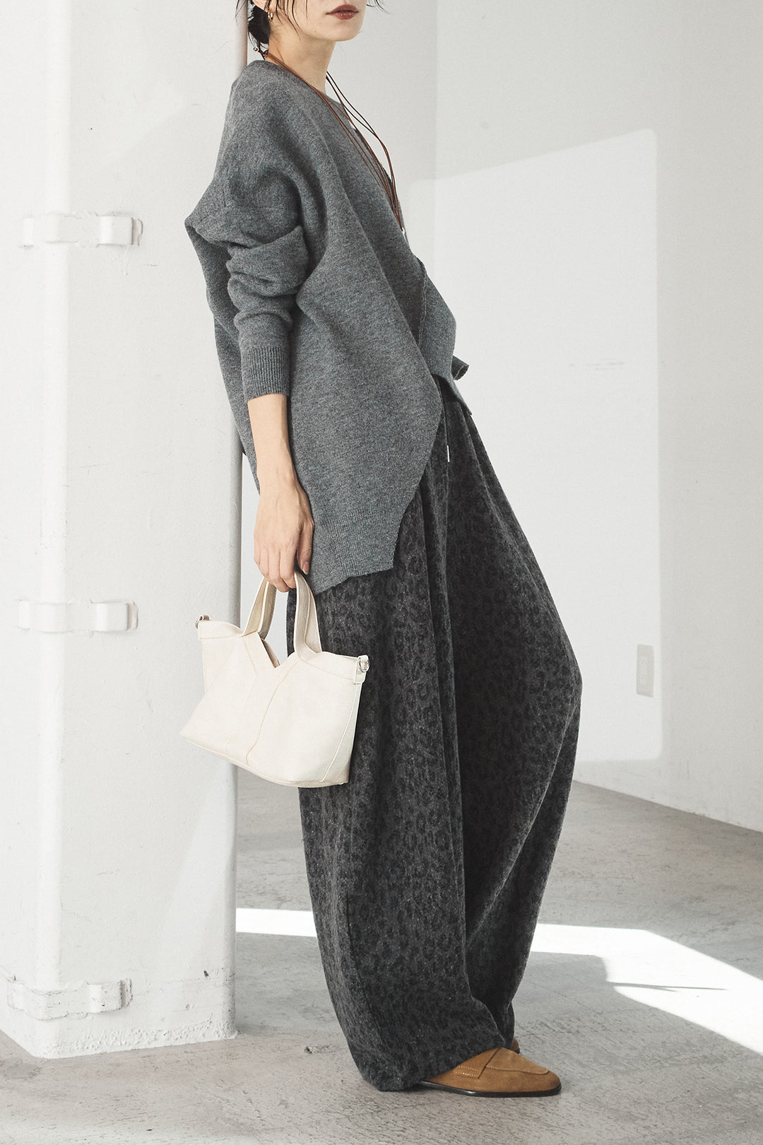 [SET]アシンメトリーデザインニットトップス+リラックスレオパード柄ワイドパンツ(2set)