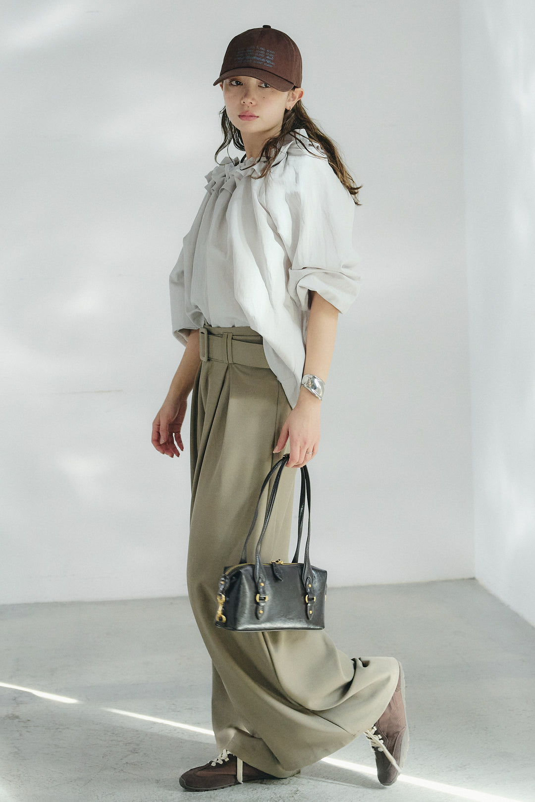 [SET]ネックフリルデザインブラウス+ベルト付きツータックワイドパンツ(2set)