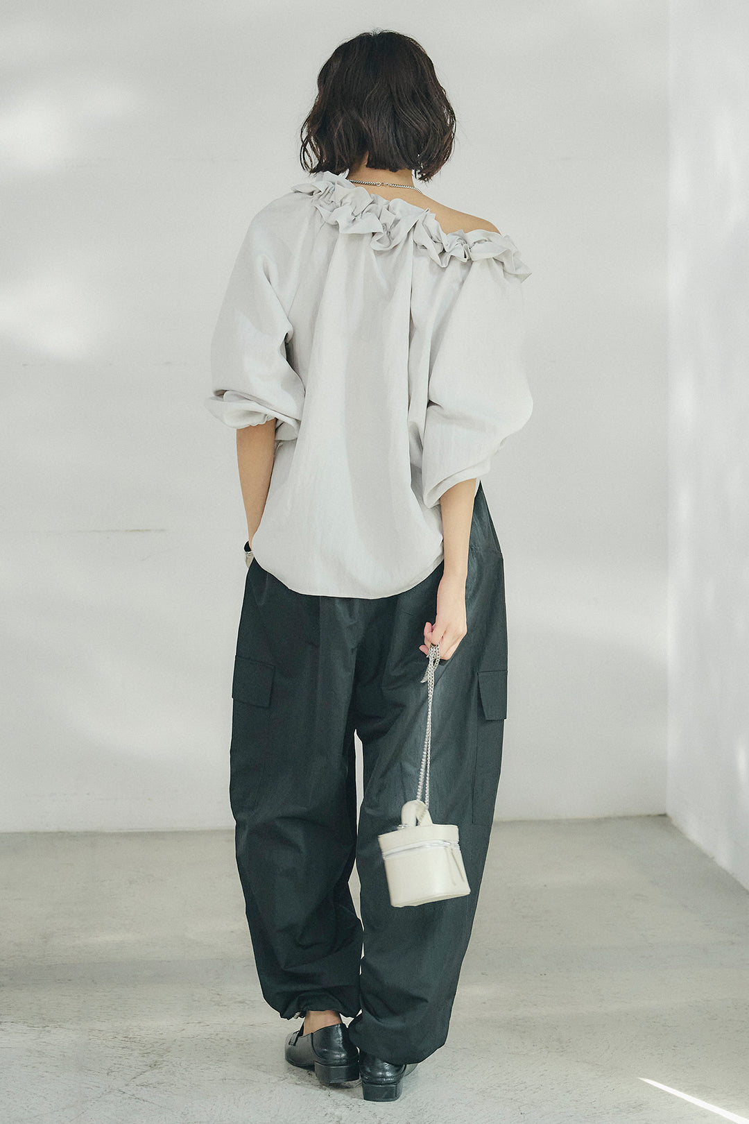 [SET]ネックフリルデザインブラウス+撥水ジョガーパンツ(2set)