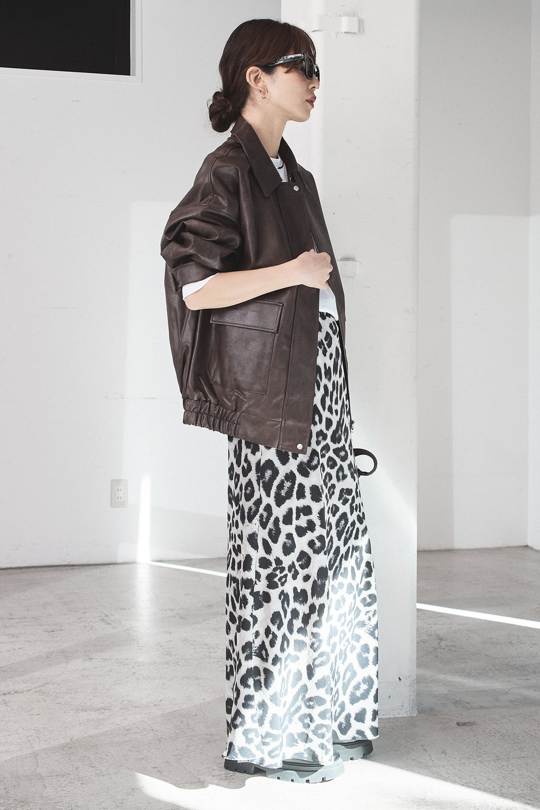 [SET]レザーライクオーバーサイズブルゾン+レオパードサテンナロースカート(2set)