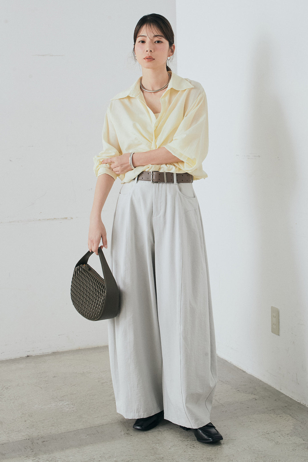 [SET]裾巻きツイストデザインシャツ+ベルト付きサイドタックワイドパンツ(2set)