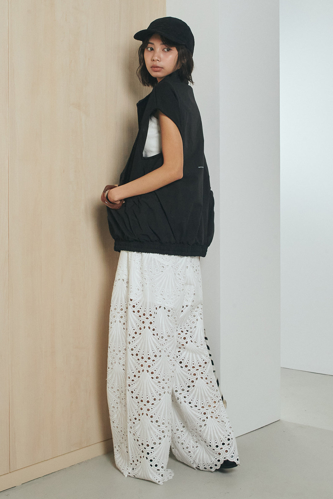 [SET]ショルダー切替スタンドネックジップベスト+レース刺繍リラックスパンツ(2set)
