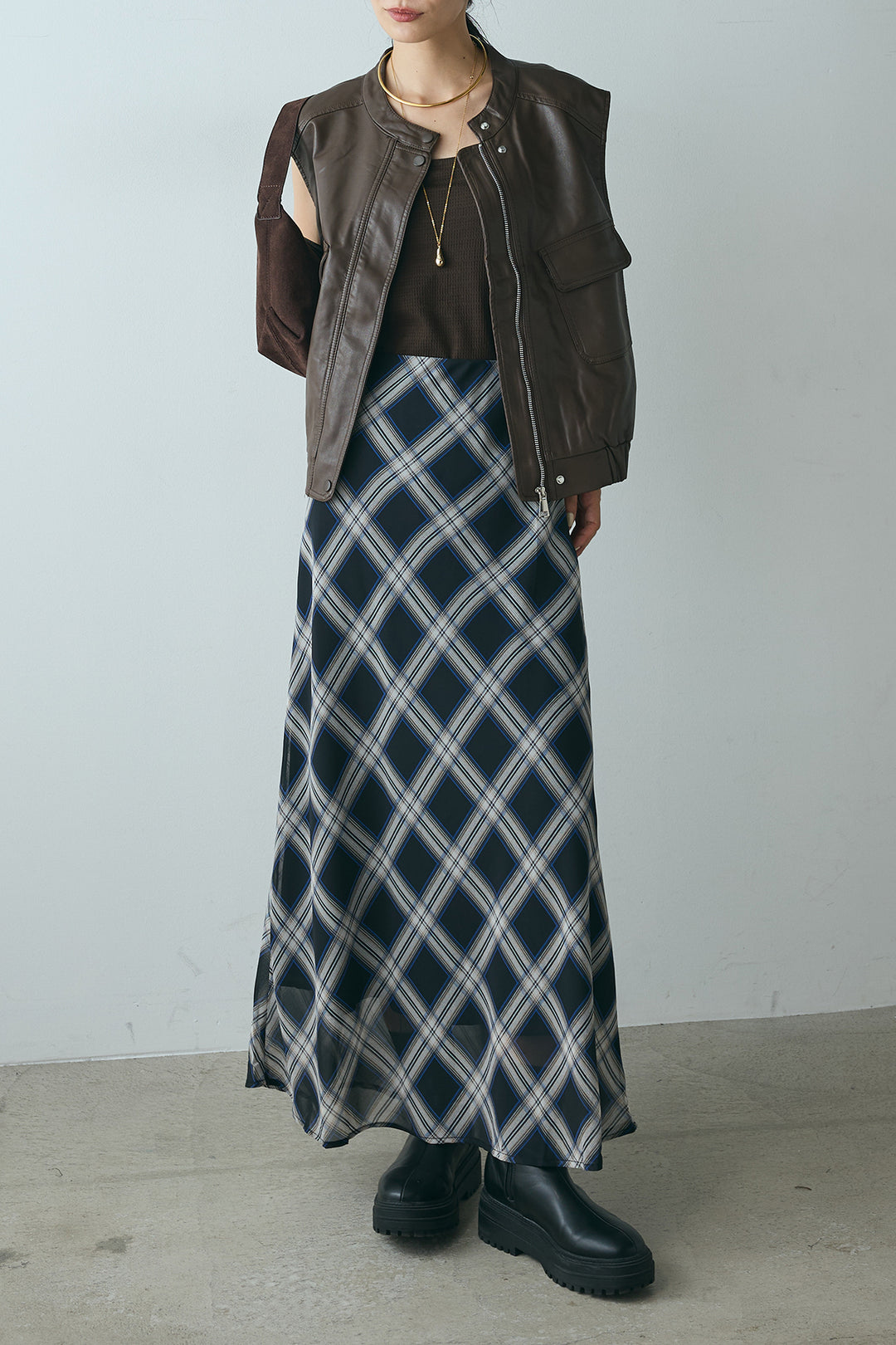 [SET]バンドカラーフェイクレザーベスト+マルチ柄シアースカート(2set)