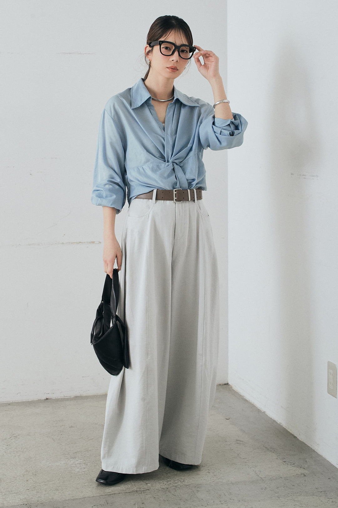 [SET]裾巻きツイストデザインシャツ+ベルト付きサイドタックワイドパンツ(2set)