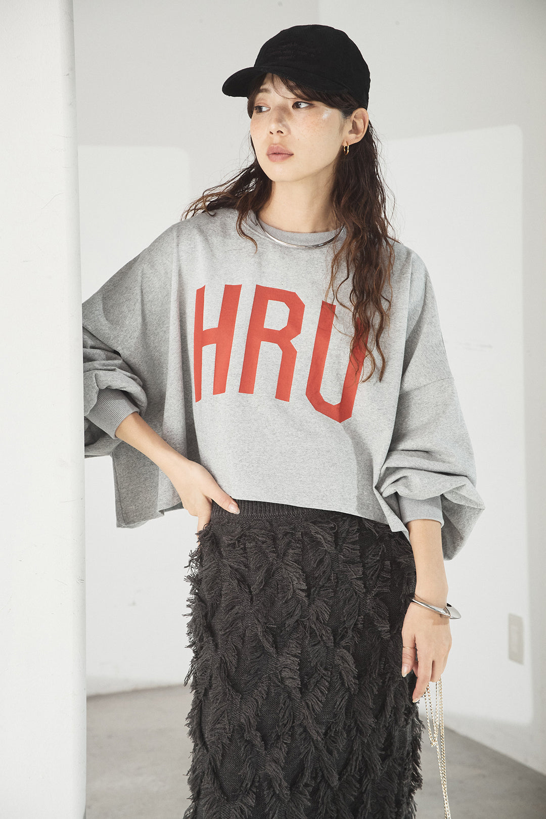 [SET]ビッグロゴHRU袖ボリュームトップス+カットフリンジニットタイトスカート(2set)