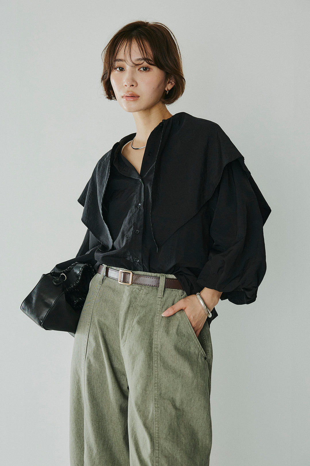 [SET]ケープカラーナイロンブラウス+サイドベルトカーブワイドパンツ(2set)
