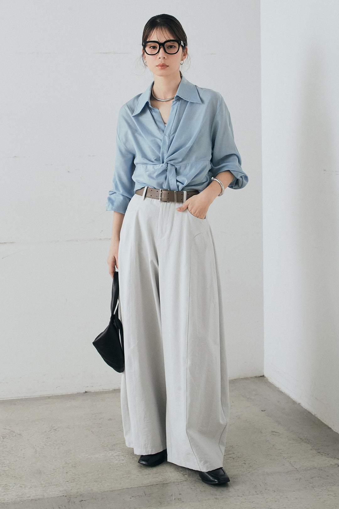 [SET]裾巻きツイストデザインシャツ+ベルト付きサイドタックワイドパンツ(2set)