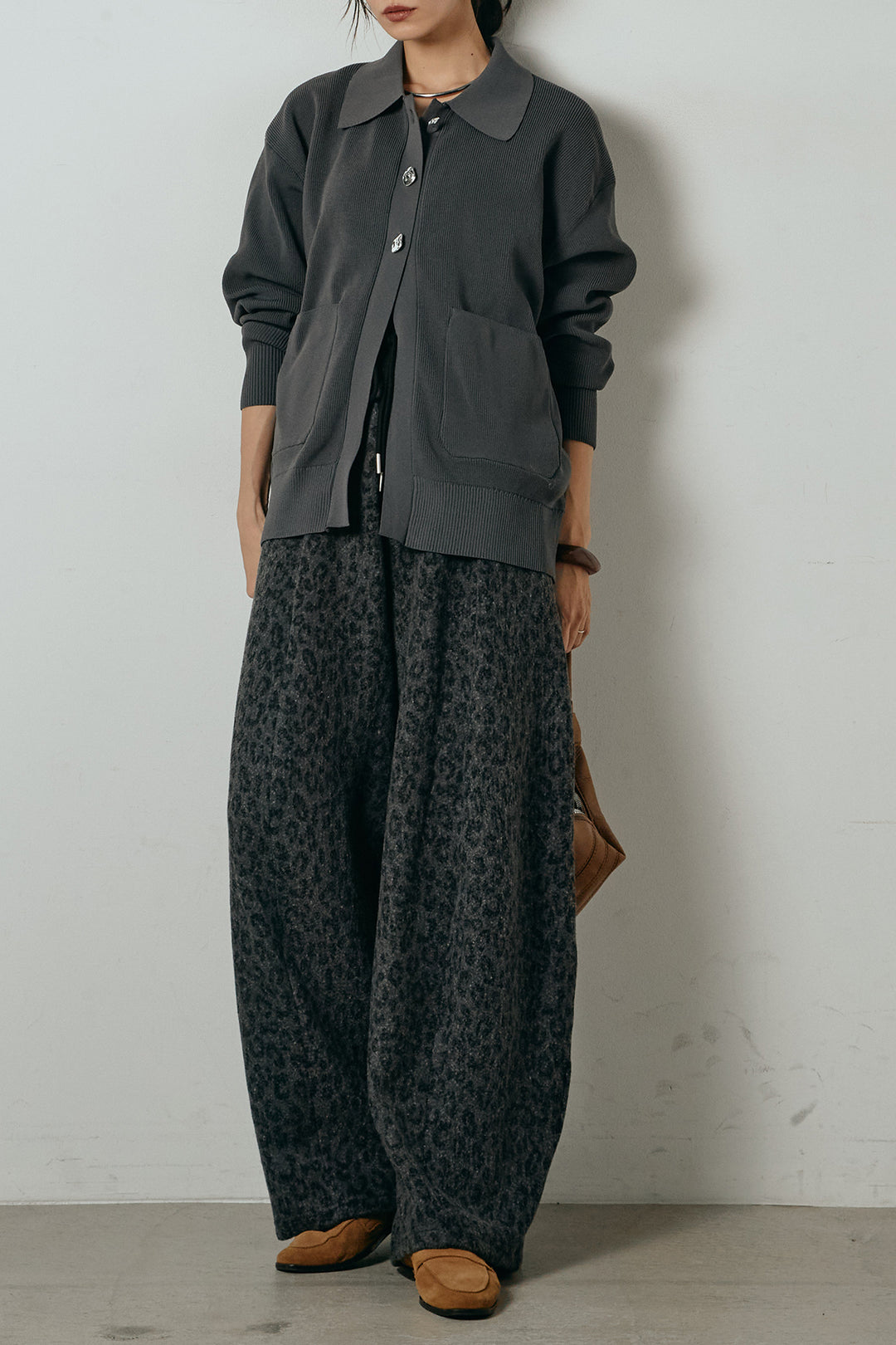 [SET]メタル釦衿付きニットカーディガン+リラックスレオパード柄ワイドパンツ(2set)