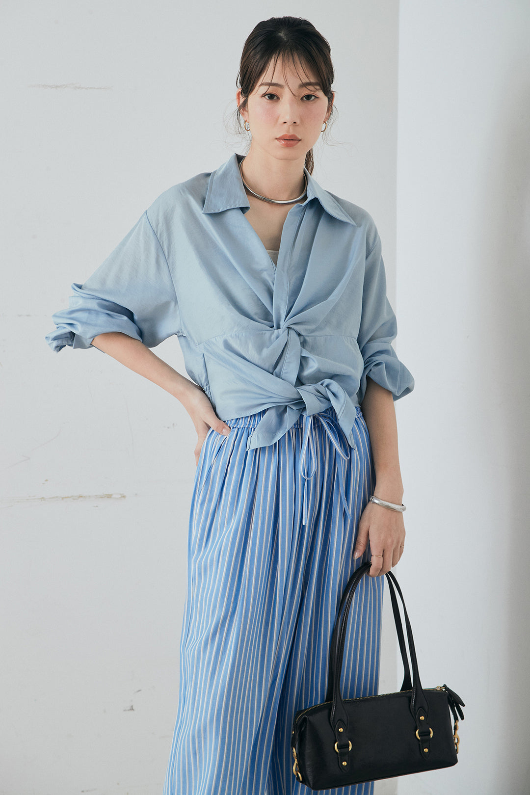 [SET]裾巻きツイストデザインシャツ+レーヨンストライプイージーワイドパンツ(2set)