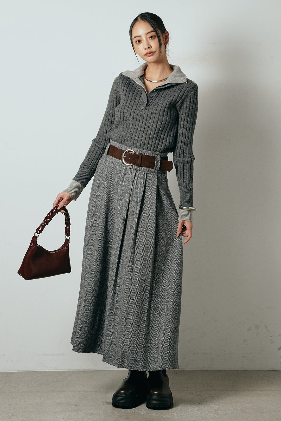 [SET]レイヤード風リブニットトップス+太ベルト付きヘリンボーンプリーツスカート(2set)