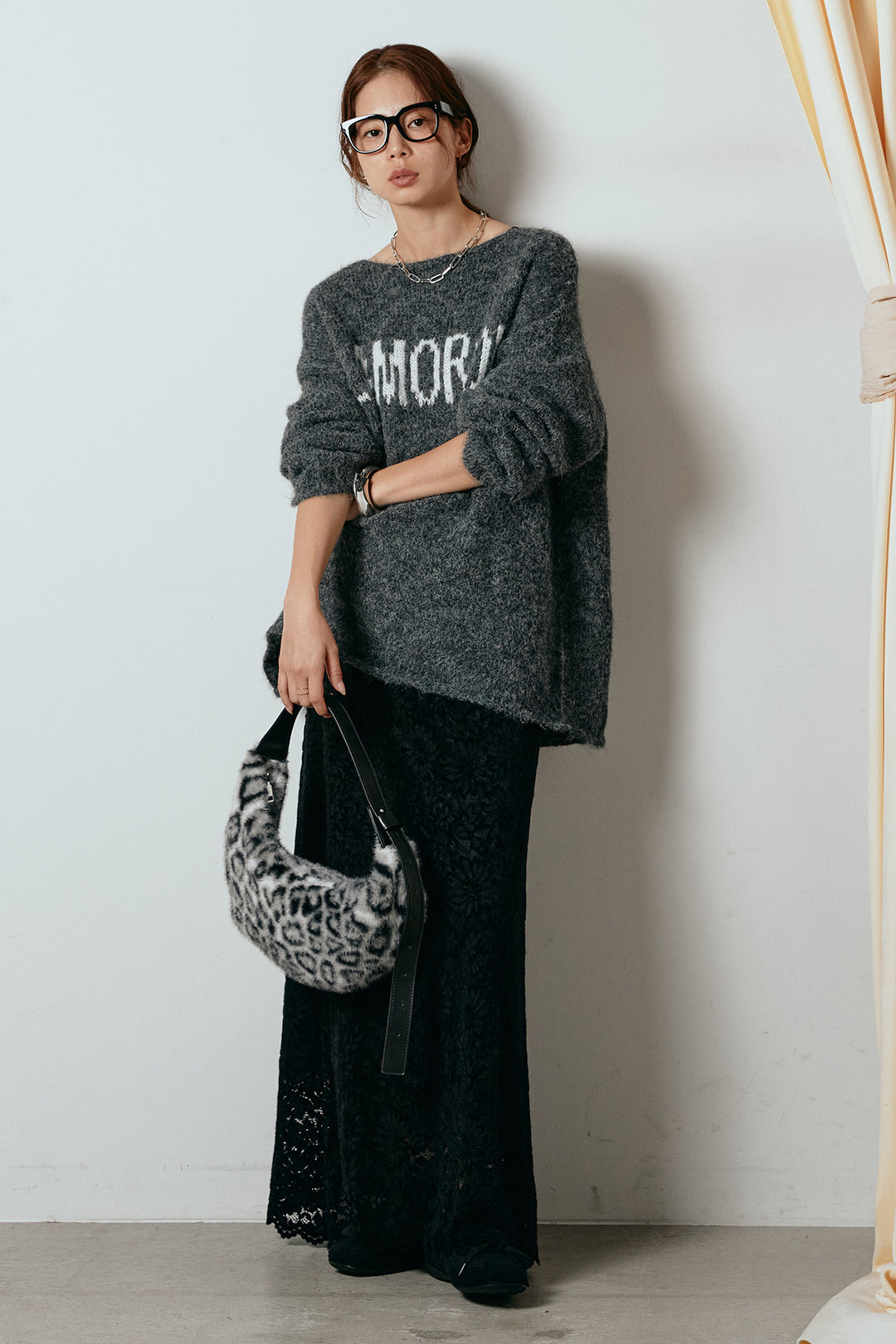 [SET]フロントロゴデザインニットトップス+花柄刺繍ベロアフレアスカート(2set)