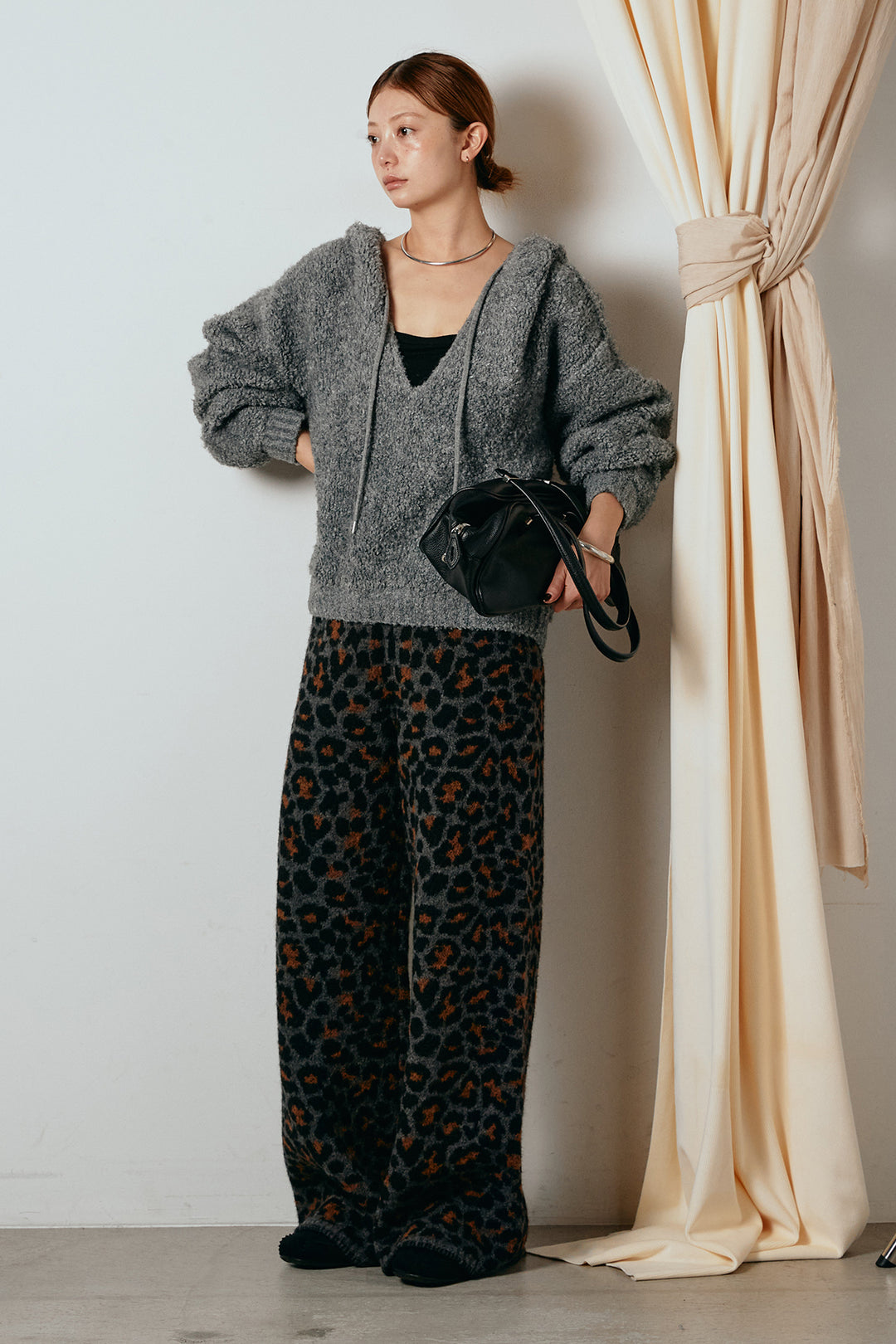 [SET]ブークレキーネックプルオーバー+リラックスレオパード柄ニットパンツ(2set)