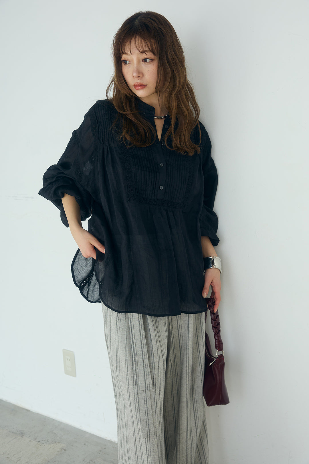 [SET]レース刺繍ラインバンドカラーシャツ+リネンライクピンストライプサイドデザインパンツ(2set)