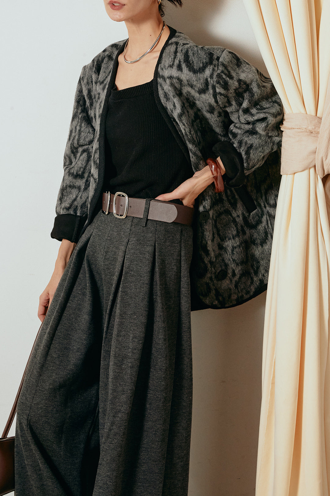 [SET]ノーカラーレオパード柄アウター+フェイクレザー太ベルト付きタックワイドパンツ(2set)