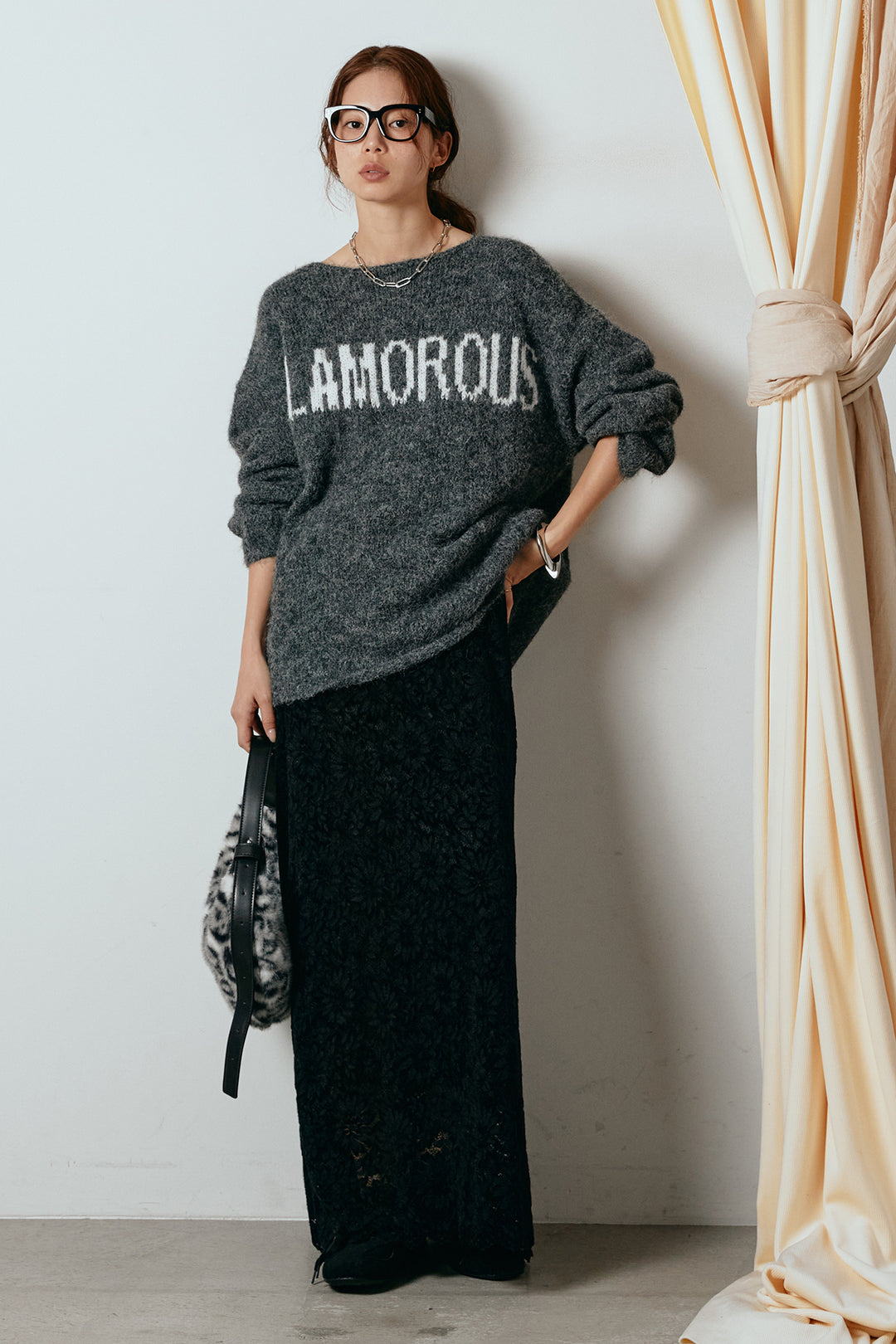 [SET]フロントロゴデザインニットトップス+花柄刺繍ベロアフレアスカート(2set)