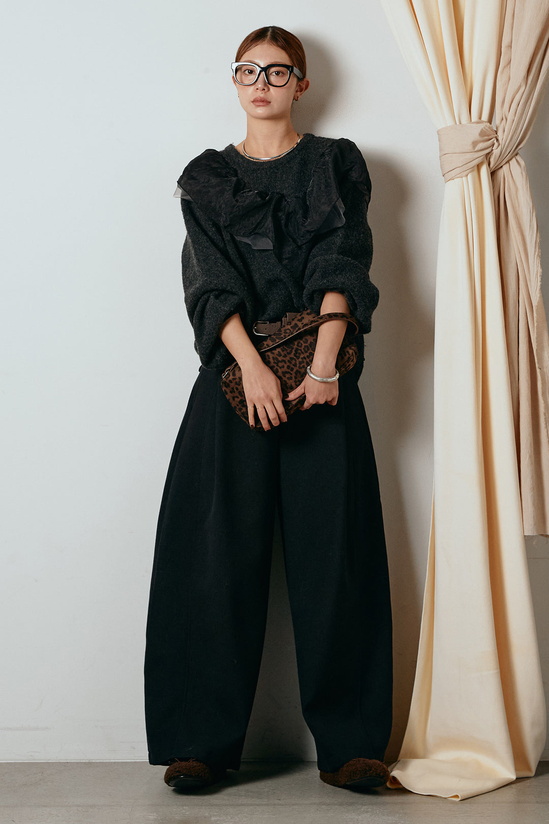 [SET]アシンメトリーフリルニットトップス+ポーチベルト付きカーブパンツ(2set)